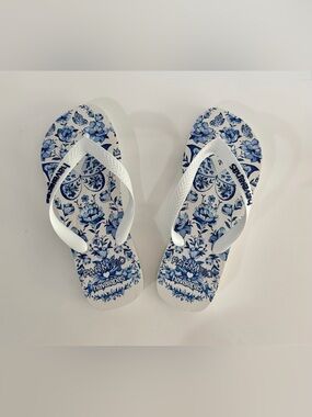 Havaianas Women’s White Sandals with Blue Floral Print